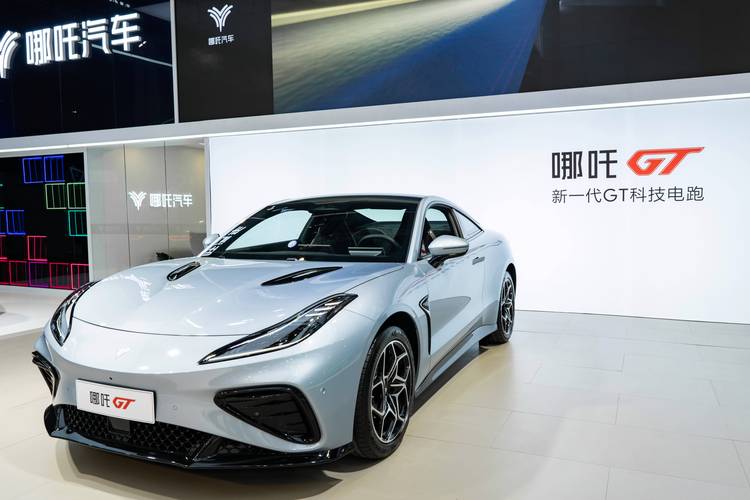 深圳132哪吒汽车在智能汽车领域的表现，领途汽车在新能源汽车市场中的影响力